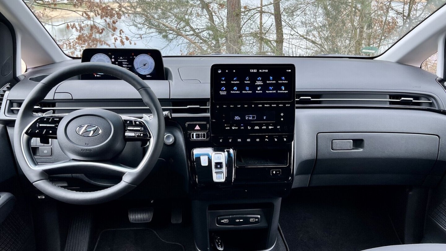 Das Staria-Cockpit, hier im Modell Prime als Diesel. Das Staria-Cockpit, hier im Modell Prime als Diesel.