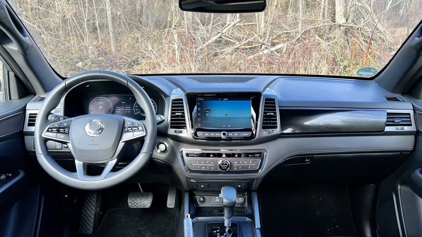 Das Layout des Cockpits ist aus dem SsangYong Rexton bekannt.